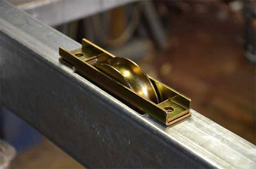 Comment insérer des roues de portail coulissant dans un cadre de portail en acier